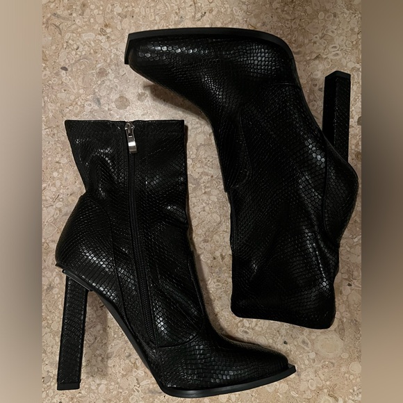 NWT SIMMI LONDON US 10 BLACK SNAKE EMBOSSED BOOT w 4.4.75- 5” SQUARE STILETTO - Picture 8 of 9